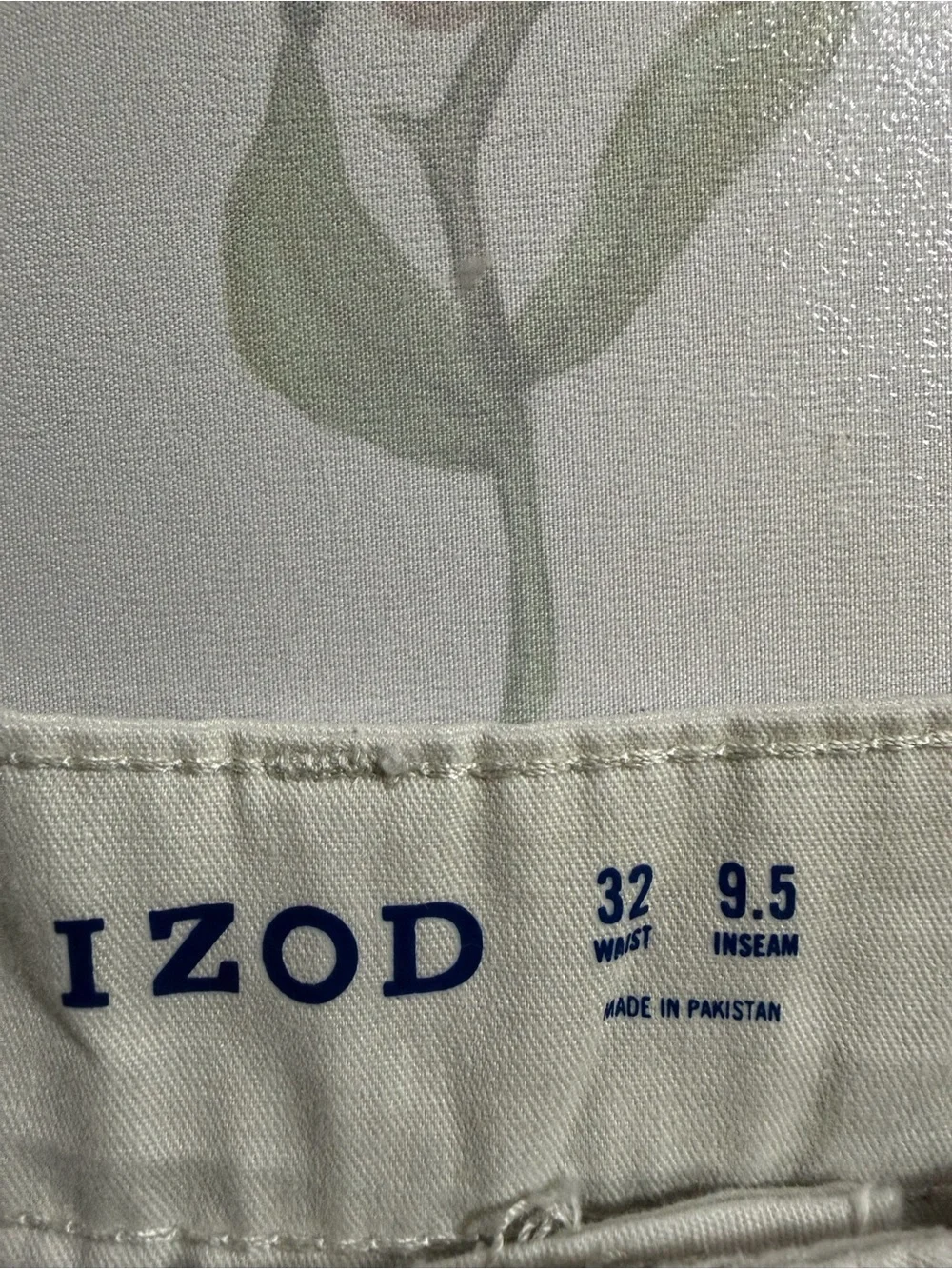 Izod Classic Fit Chino Men’s Short - Light Beige in size 32 . (145)